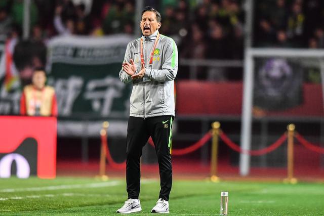 记者：本坦库尔因种族歧视孙兴慜 被英足总禁7场